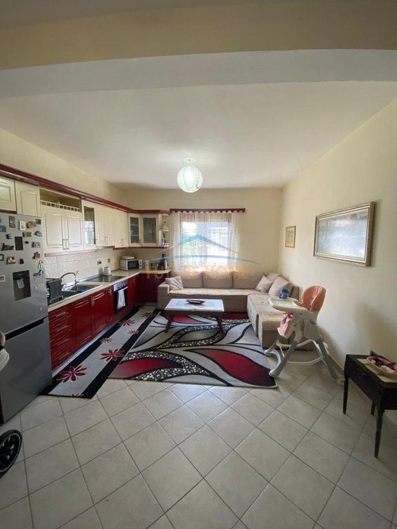 𝐀𝐩𝐚𝐫𝐭𝐚𝐦𝐞𝐧𝐭𝐨 3+1 in vendita, 3° piano di una villa, Shkozë, Tirana
