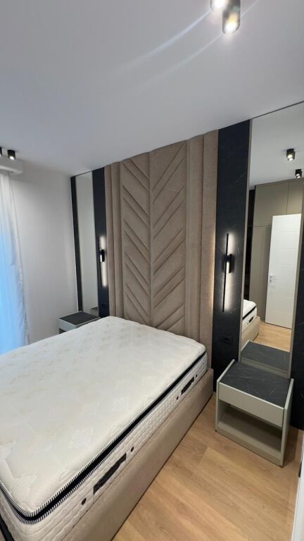 Jepet me qira apartamet 1+1+Post Parkimi tek Kompleksi Green Harmoni   Siperfaqja: 65m2 Kati: 8 (me ashensor)  Vendodhja: Porcelan, kompleksi Green Harmoni Cmimi: 80,000 Leke/muaj