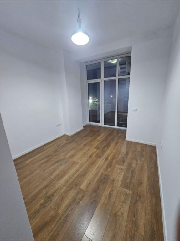 Jepet me qera zyre tek Komuna e Parisit , Kika 2
