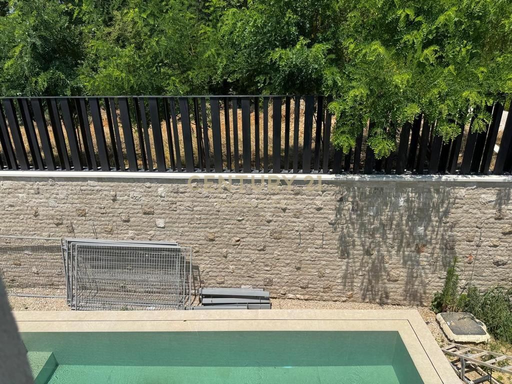 Vilë Luksoze me Pishinë për Qira në Collina Verde – Elegancë, Privatësi dhe Komoditet