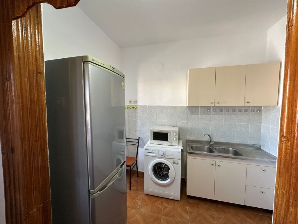 Apartament 2+1 per qira tek Shkolla e Kuqe.