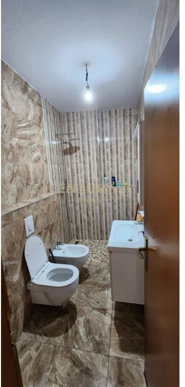 🏡 Jepet me qera apartament 2+1+2 në Rrugën Fortuzi, Tiranë!! 750 € /Muaj