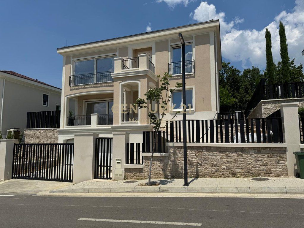 Vilë Luksoze me Pishinë për Qira në Collina Verde – Elegancë, Privatësi dhe Komoditet