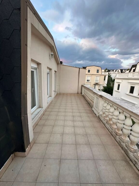 Vilë për shitje në White Houses, TEG