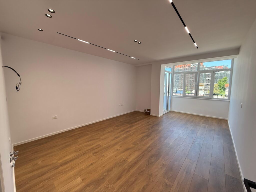 🏡 Shitet Apartament 1+1  📍 Rr. Muhamet Gjollesha (21 Dhjetori)  🏢 Kati 4, me ashensor.  📐 Sipërfaqe: 60 m² neto  💶 Çmimi: 155,000 €