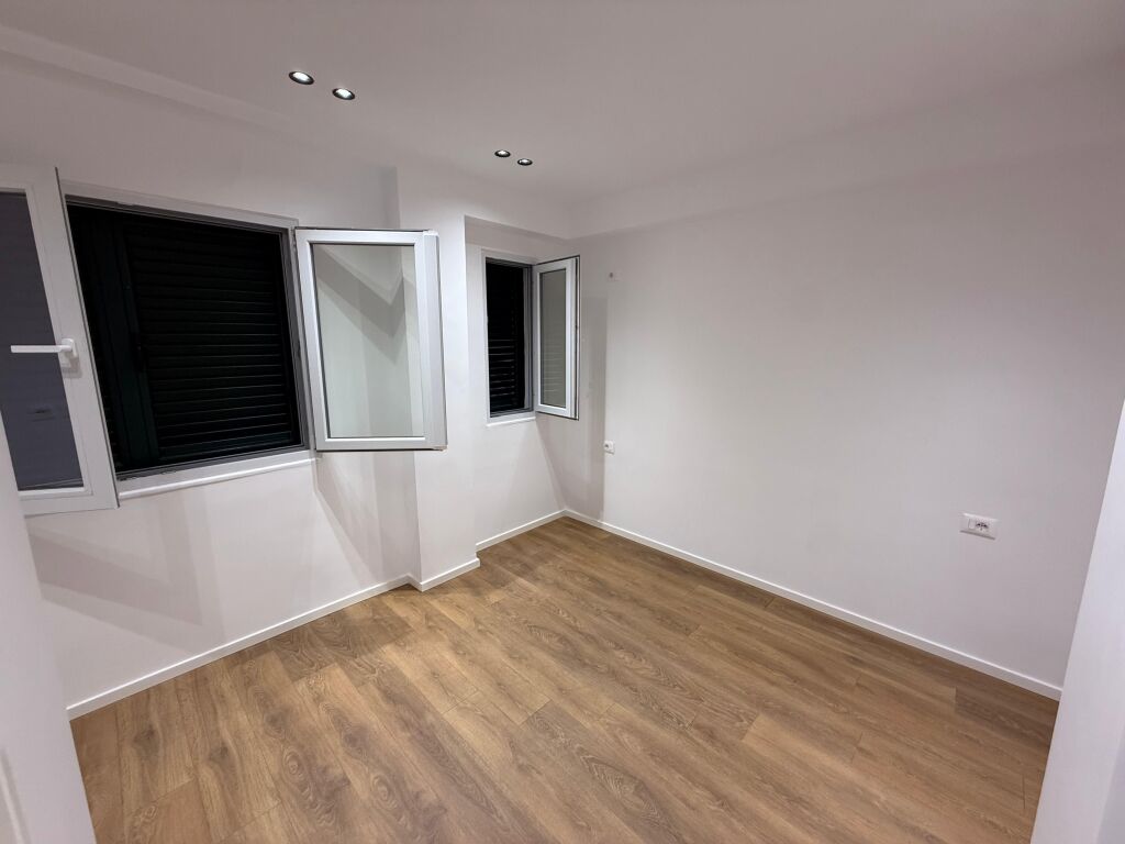 🏡 Shitet Apartament 1+1  📍 Rr. Muhamet Gjollesha (21 Dhjetori)  🏢 Kati 4, me ashensor.  📐 Sipërfaqe: 60 m² neto  💶 Çmimi: 155,000 €