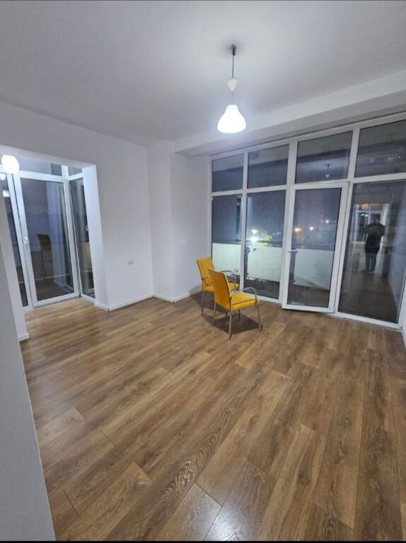 Jepet me qera zyre tek Komuna e Parisit , Kika 2
