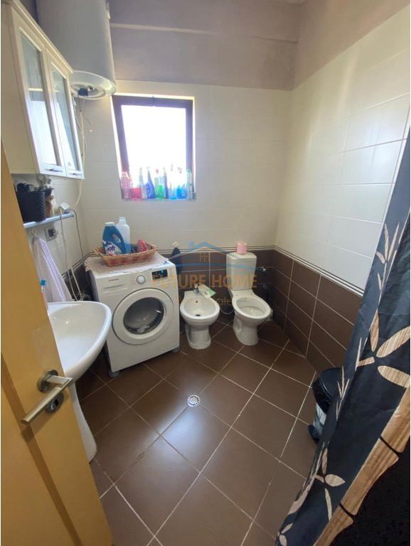 𝐀𝐩𝐚𝐫𝐭𝐚𝐦𝐞𝐧𝐭𝐨 3+1 in vendita, 3° piano di una villa, Shkozë, Tirana