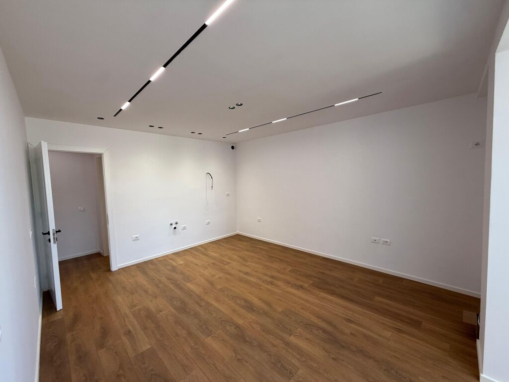 🏡 Shitet Apartament 1+1  📍 Rr. Muhamet Gjollesha (21 Dhjetori)  🏢 Kati 4, me ashensor.  📐 Sipërfaqe: 60 m² neto  💶 Çmimi: 155,000 €