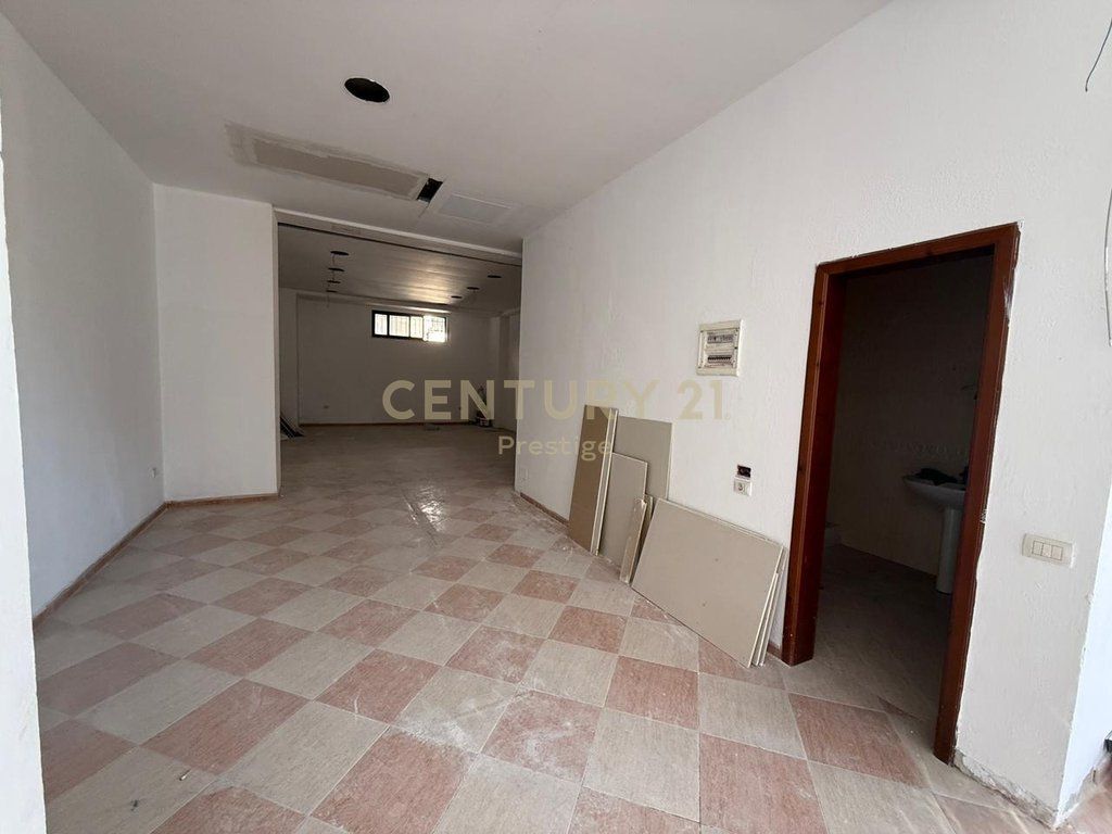 AMBIENT KOMERCIAL ME QIRA, PRANE MINISTRISE SE JASHTME, TIRANE!