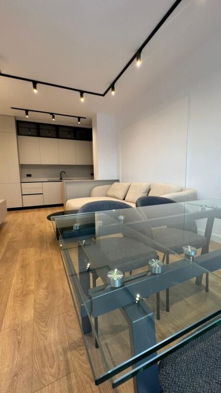 Jepet me qira apartamet 1+1+Post Parkimi tek Kompleksi Green Harmoni   Siperfaqja: 65m2 Kati: 8 (me ashensor)  Vendodhja: Porcelan, kompleksi Green Harmoni Cmimi: 80,000 Leke/muaj