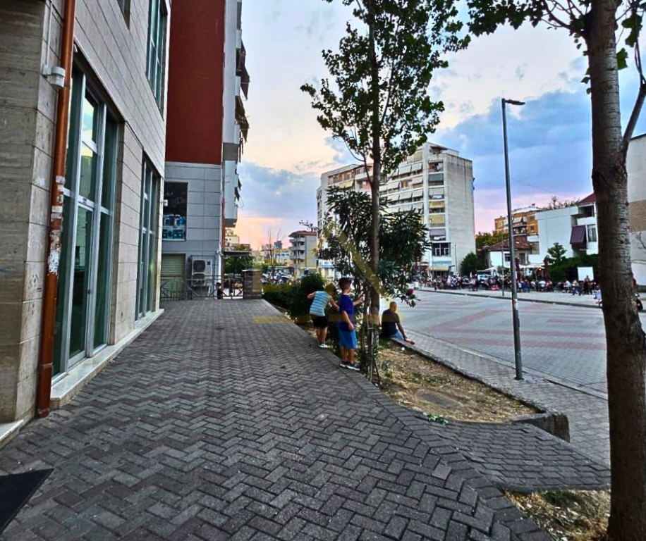 Shitet Dyqan Aktiv – Pranë Ish-Tregut Elektrik, Tiranë