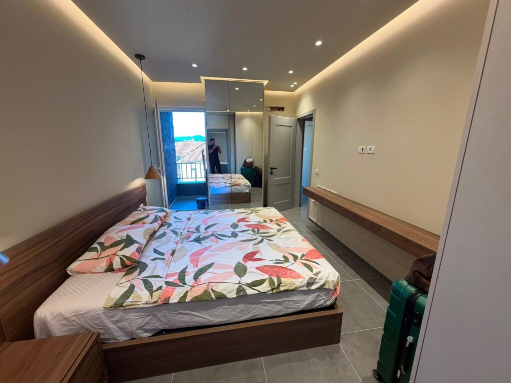 Japim Apartament 2+1+2 bashke me post parkimi te Pazari i ri!