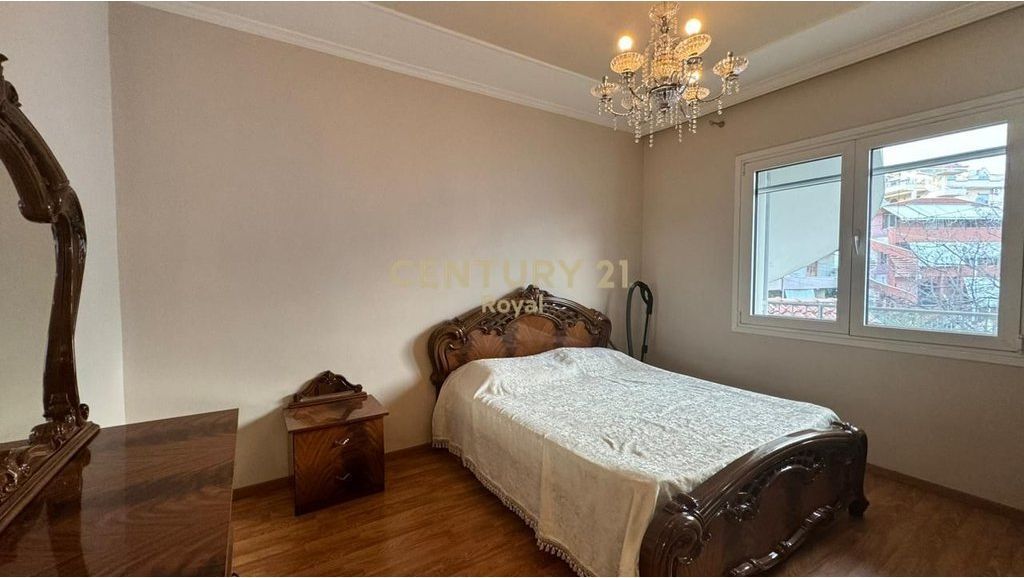 VILE NE SHITJE NE ZONEN E SHKOZES, PRANE UNAZES SE MADHE 370,000 €