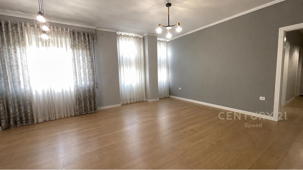 Japim Me Qira Ambjent Zyrash Tek Komuna Parisit 950 € /Muaj