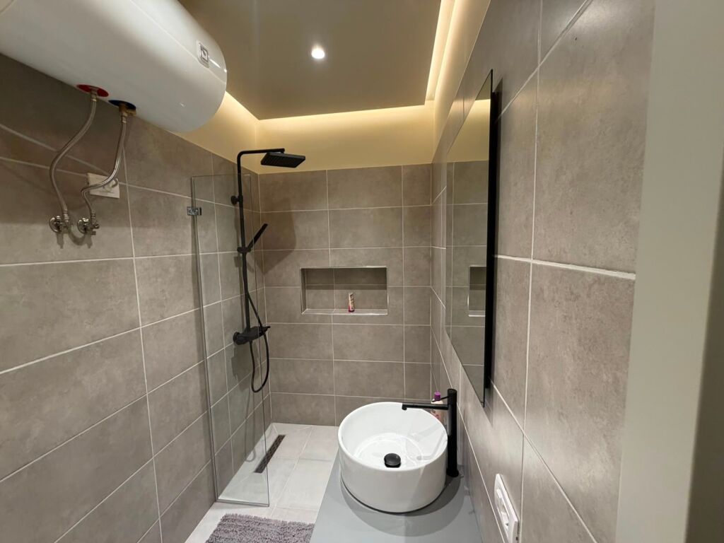 Japim Apartament 2+1+2 bashke me post parkimi te Pazari i ri!