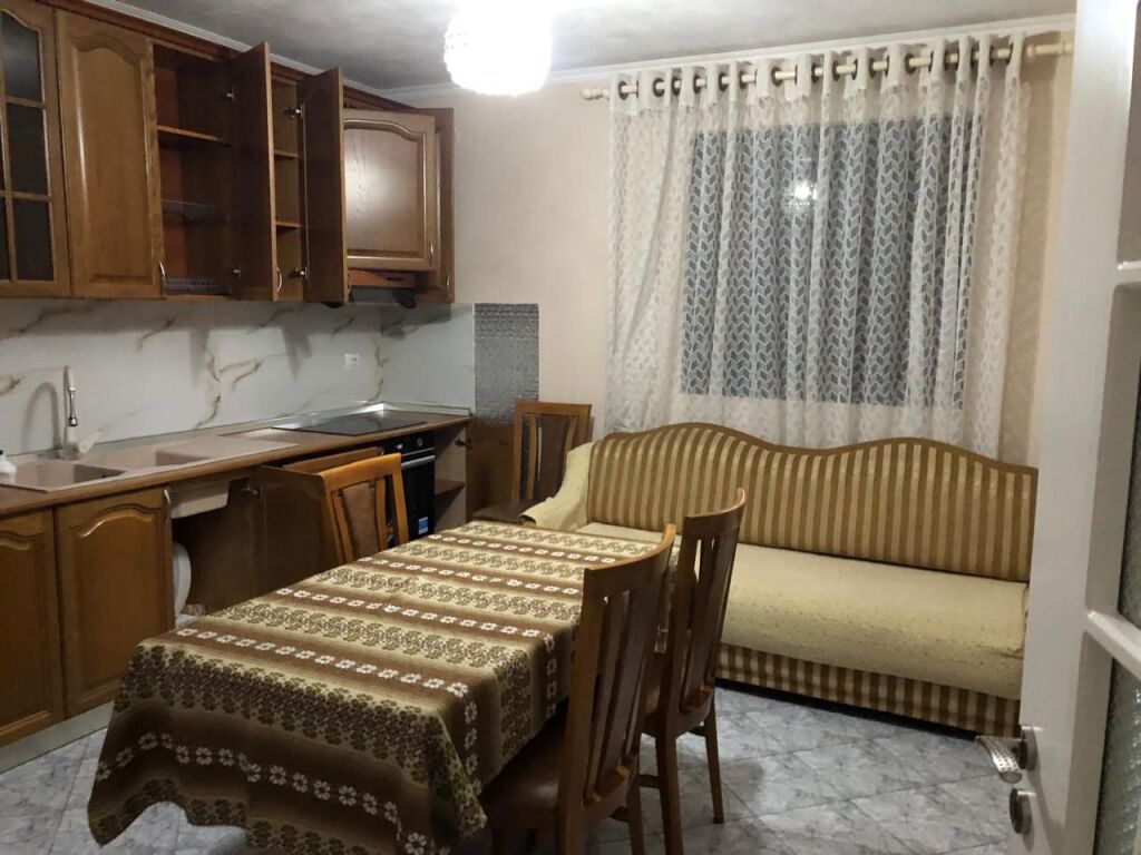Jepet me qera apartament 1+1, i pozicionuar në katin e parë të një shtëpie private, ideal për një jetesë komode.
