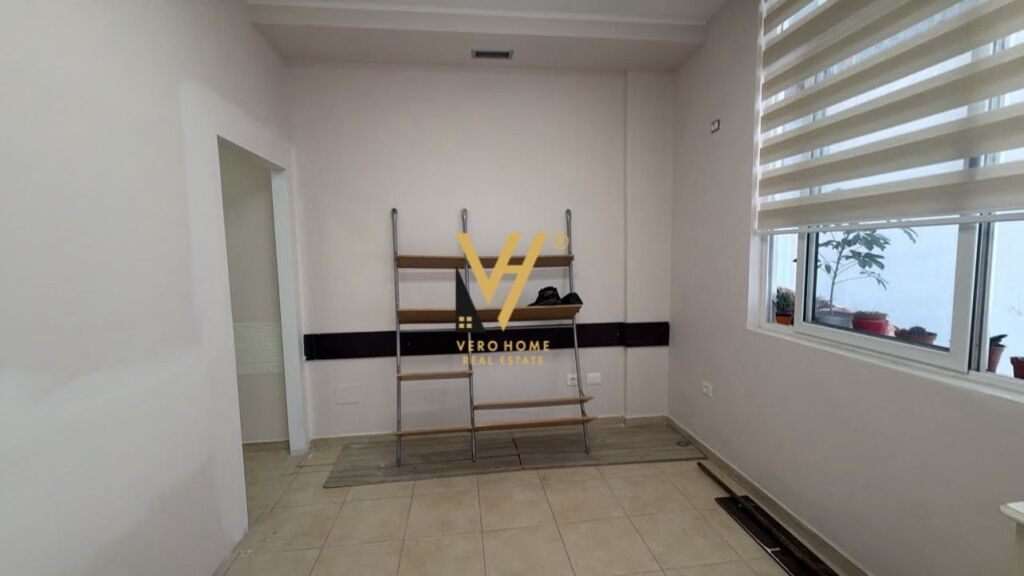 JEPET AMBIENT BIZNESI 85 M2 ME QIRA NE MYSLYM SHYR 80.000 LEKE