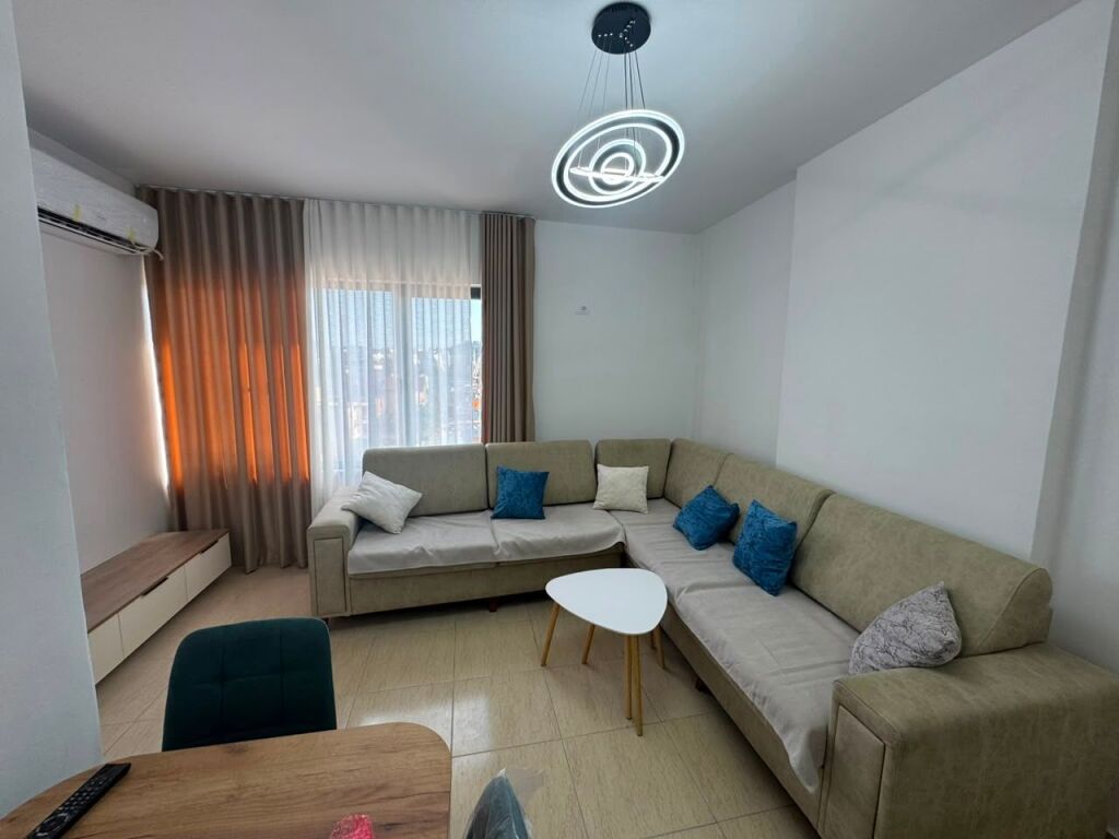 Jepet me qira apartament 1+1 afër Casa Italia, Tiranë!!