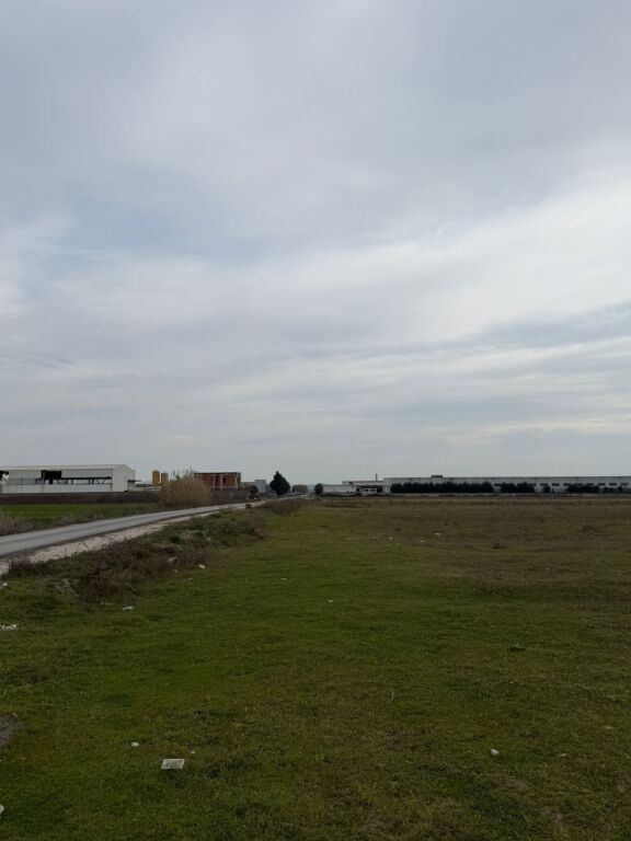 Shitet Tokë pranë Autostradës Tiranë–Durrës