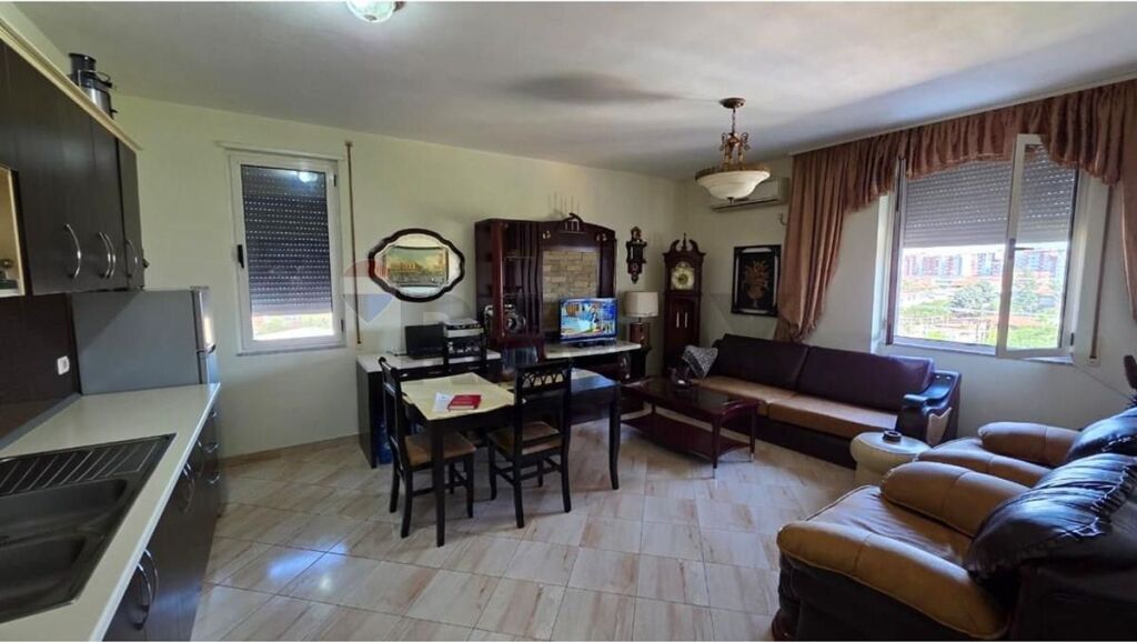Apartament 2+1+2 për Shitje në Fresk  Shitet apartament 2+1+2 me verandë të bollshme, i organizuar në mënyrë funksionale dhe me ambiente komode për jetesë familjare. Prona ndodhet në zonën e Freskut, një ndër zonat më të preferuara dhe të qeta për banim në Tiranë.  Sipërfaqe totale: 105 m² Verandë e shfrytëzueshme: 15 m² Kati: 1  Organizimi i apartamentit: Sallon + kuzhinë 2 dhoma gjumi 2 tualete Verandë e madhe dhe funksionale  Apartamenti shitet i mobiluar mirë dhe është gati për banim. Ambientet ofrojnë ndriçim natyral gjatë gjithë ditës dhe organizim praktik për një jetesë sa më komode.  Zona ofron akses të lehtë me rrugët kryesore të qytetit dhe ndodhet pranë faciliteteve të nevojshme si markete, shkolla, transport publik dhe shërbime të ndryshme.  Për më shumë informacion ose për të organizuar një vizitë në pronë, na kontaktoni.