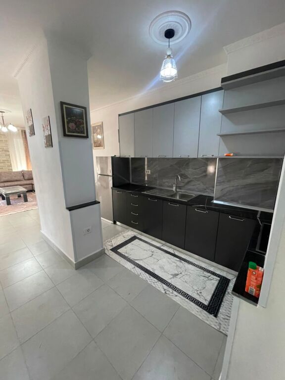Jepet me qera 2+1+2 dhe parkim për 55 000 lekë