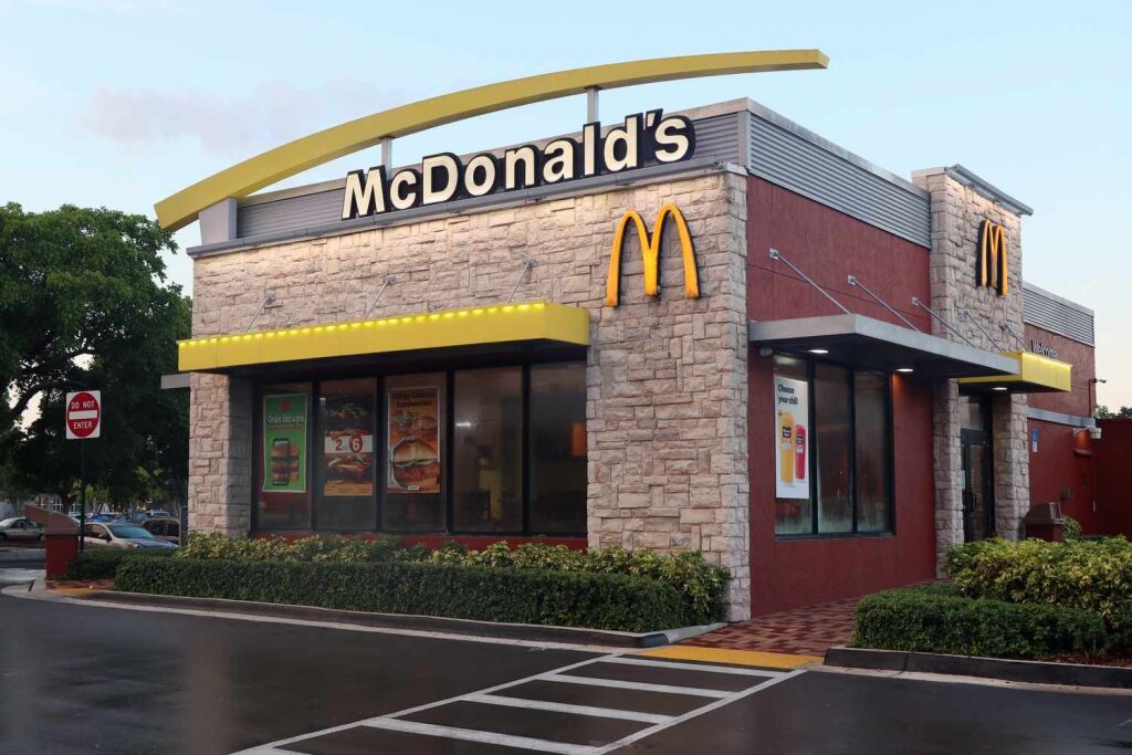 Fast Food Business for Sale in Astir – Main Street, 220 m² with Veranda, Consolidated Turnover