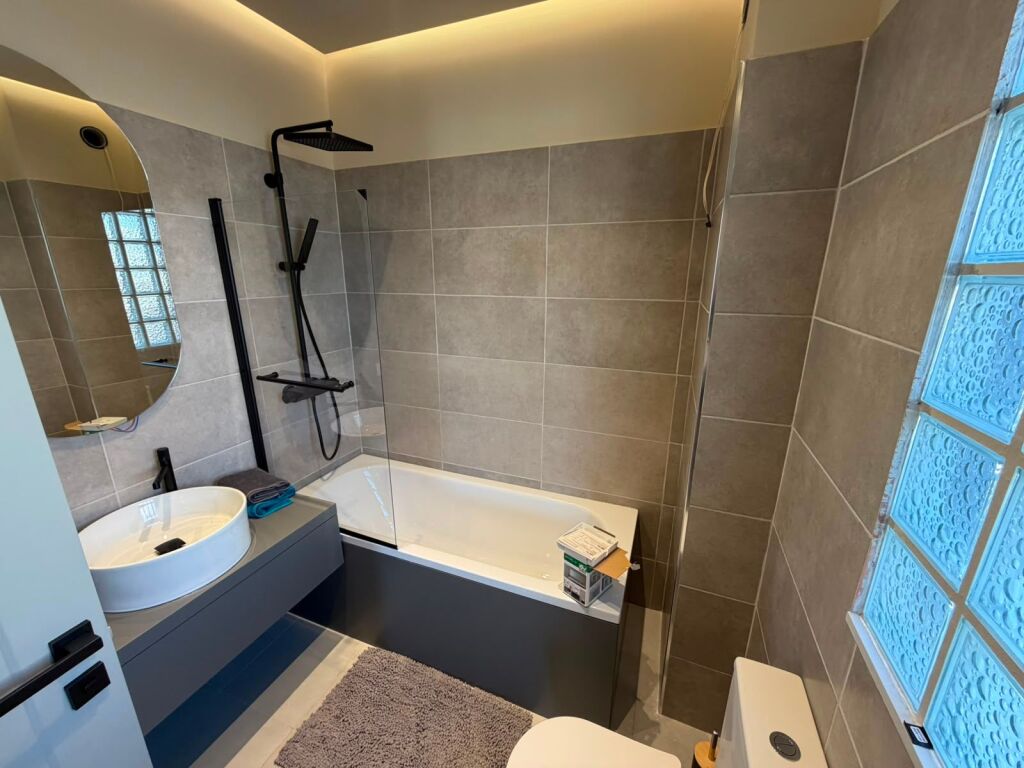 Japim Apartament 2+1+2 bashke me post parkimi te Pazari i ri!