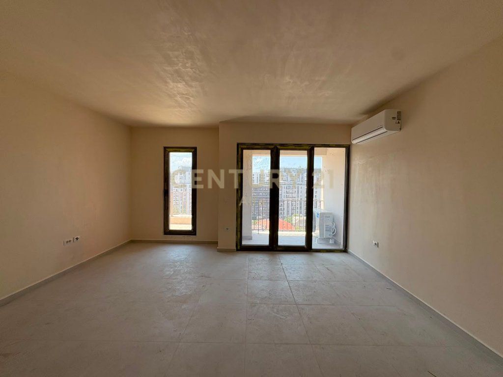 Affittasi appartamento 1+1 con veranda per uffici in Via Dritan Hoxha!
