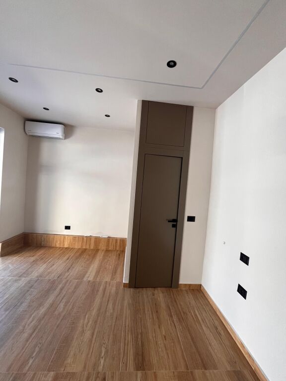 Rent – Business premises 20 m², renovated, first floor VLORE