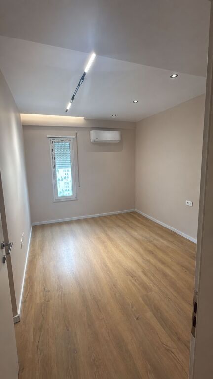 🏢 Ufficio in Affitto (85 m²): 60.000 ALL/Mese || 3 Ambienti di Lavoro + 1 Posto Auto 📍 Ex Piazza Shqiponja, proprio all'incrocio (Palazzo Vajza me Peja)