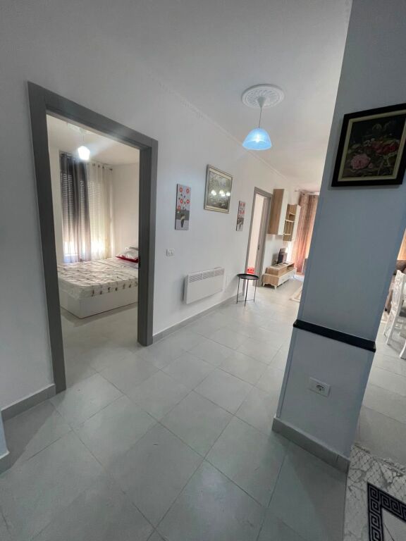 Jepet me qera 2+1+2 dhe parkim për 55 000 lekë