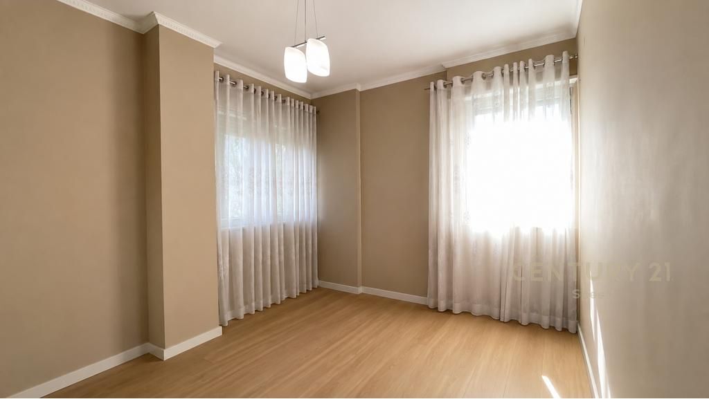 Japim Me Qira Ambjent Zyrash Tek Komuna Parisit 950 € /Muaj