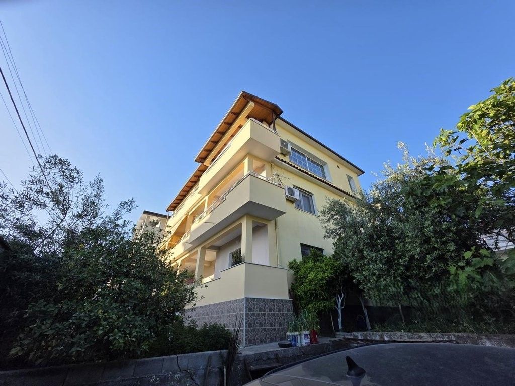 VENDIAMO VILLA SU TRE PIANI VICINO ALLA COLLINA DI PRIFTI !!