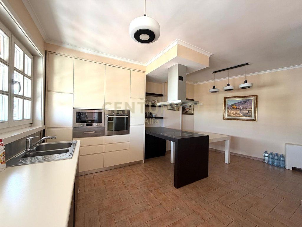 **Duplex 3+1 con veranda in vendita a Myslym Shyri**