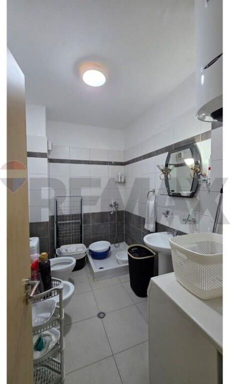 Apartament 2+1+2 për Shitje në Fresk  Shitet apartament 2+1+2 me verandë të bollshme, i organizuar në mënyrë funksionale dhe me ambiente komode për jetesë familjare. Prona ndodhet në zonën e Freskut, një ndër zonat më të preferuara dhe të qeta për banim në Tiranë.  Sipërfaqe totale: 105 m² Verandë e shfrytëzueshme: 15 m² Kati: 1  Organizimi i apartamentit: Sallon + kuzhinë 2 dhoma gjumi 2 tualete Verandë e madhe dhe funksionale  Apartamenti shitet i mobiluar mirë dhe është gati për banim. Ambientet ofrojnë ndriçim natyral gjatë gjithë ditës dhe organizim praktik për një jetesë sa më komode.  Zona ofron akses të lehtë me rrugët kryesore të qytetit dhe ndodhet pranë faciliteteve të nevojshme si markete, shkolla, transport publik dhe shërbime të ndryshme.  Për më shumë informacion ose për të organizuar një vizitë në pronë, na kontaktoni.