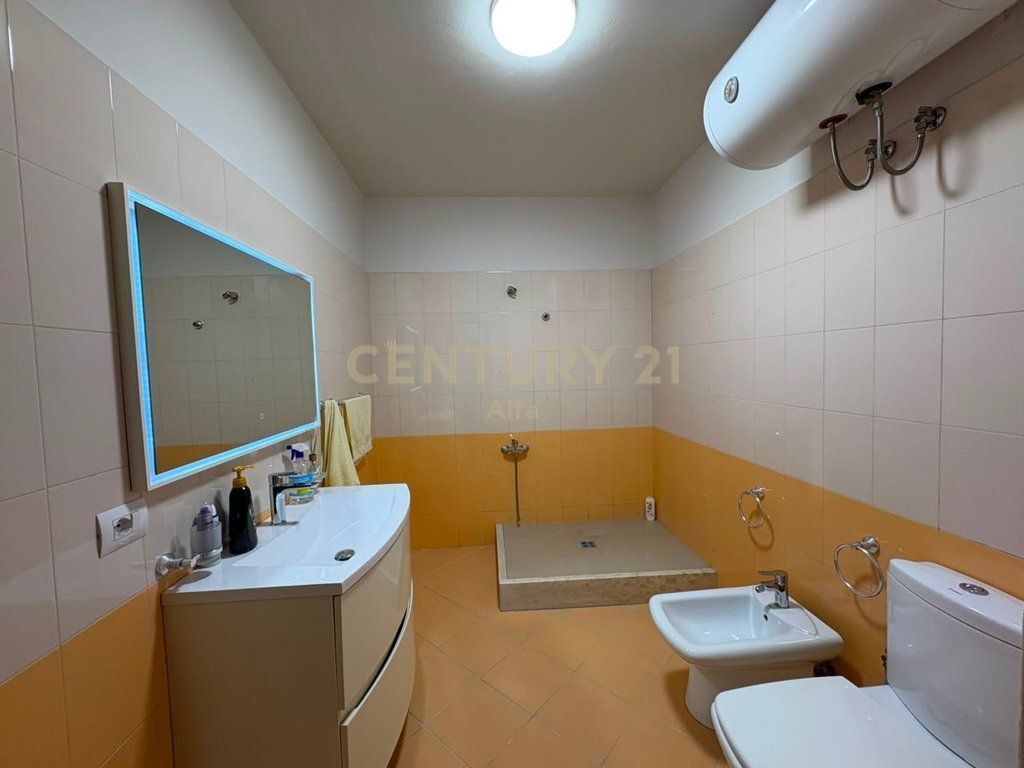 Appartamento 2+1+deposito con veranda in affitto, adatto per ufficio, in Via Dritan Hoxha!