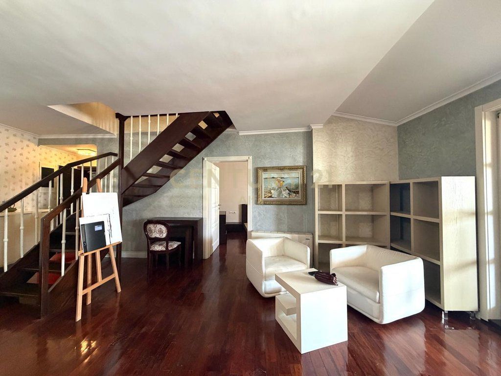 **Duplex 3+1 con veranda in vendita a Myslym Shyri**