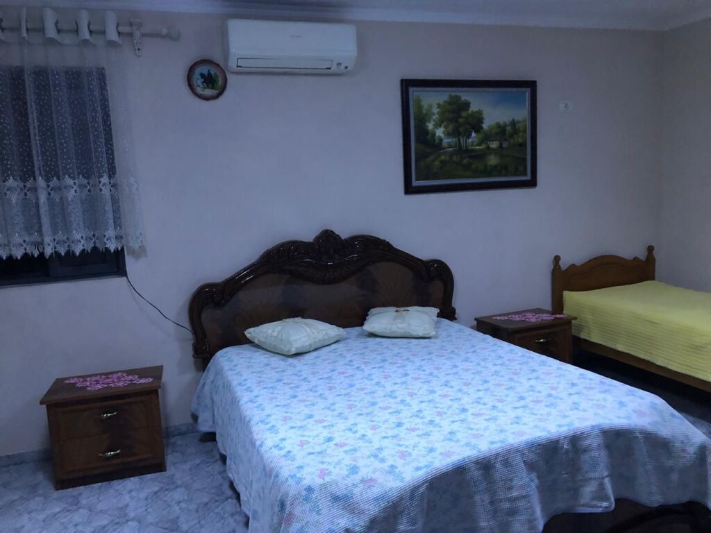 Jepet me qera apartament 1+1, i pozicionuar në katin e parë të një shtëpie private, ideal për një jetesë komode.