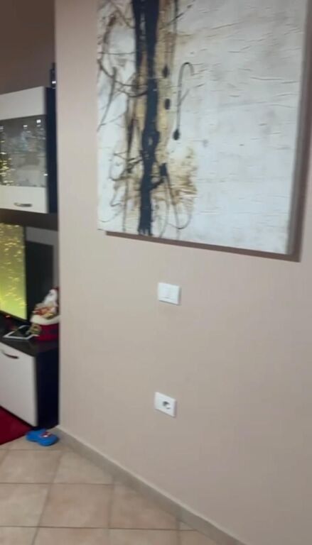 🏡 Shitet Apartament 2+1+2 në Yzberisht – Pranë Spitalit Amerikan 3