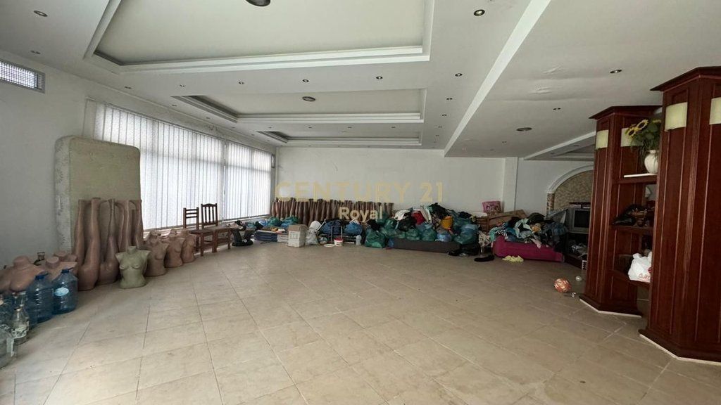 VILE NE SHITJE NE ZONEN E SHKOZES, PRANE UNAZES SE MADHE 370,000 €