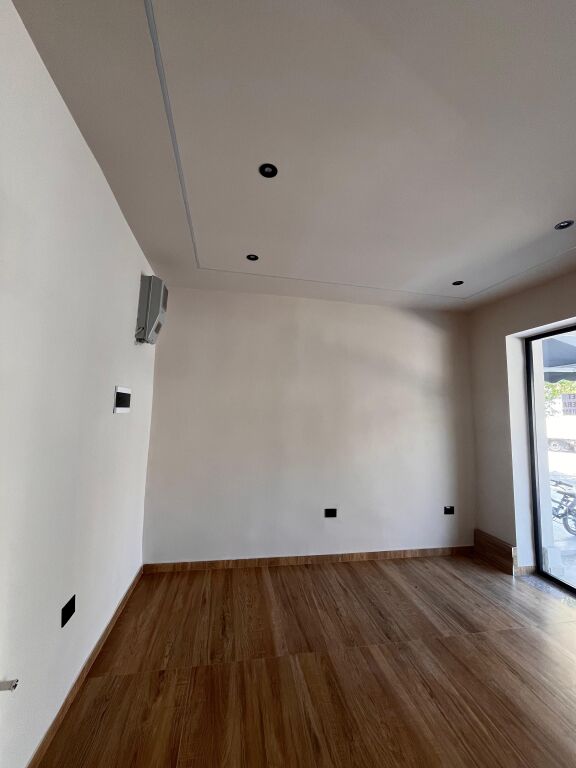 Rent – Business premises 20 m², renovated, first floor VLORE