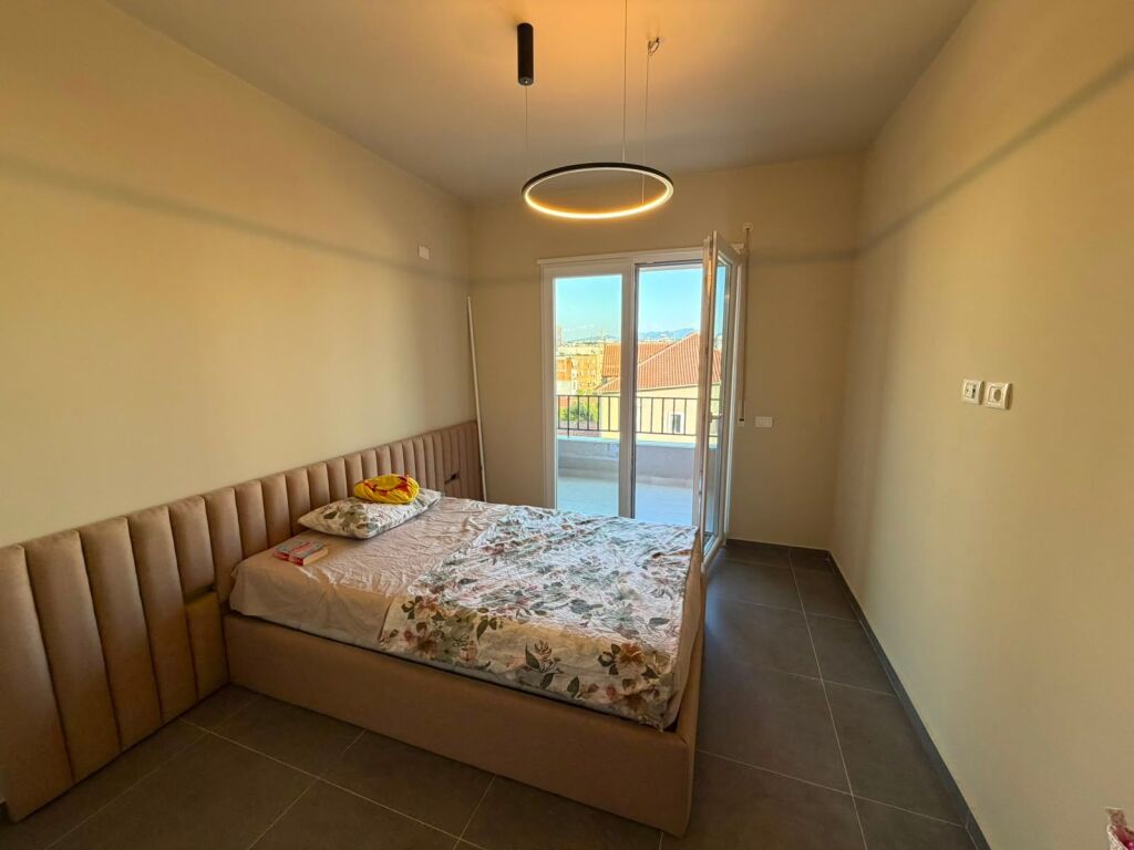 Japim Apartament 2+1+2 bashke me post parkimi te Pazari i ri!