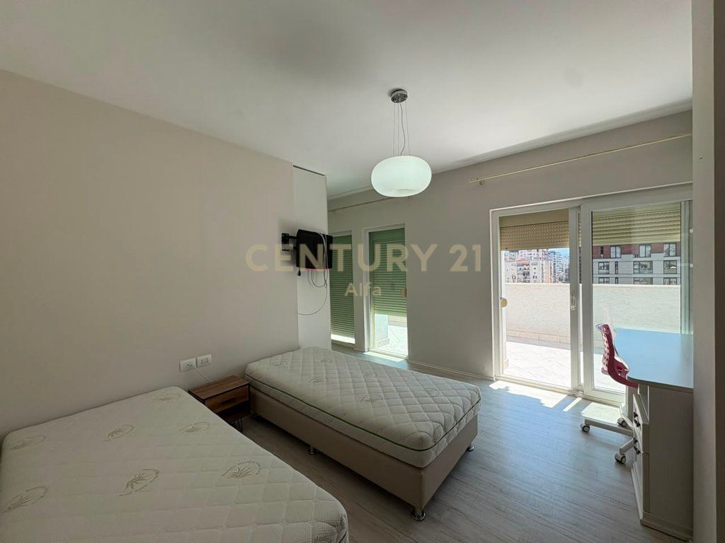 Appartamento 2+1+deposito con veranda in affitto, adatto per ufficio, in Via Dritan Hoxha!