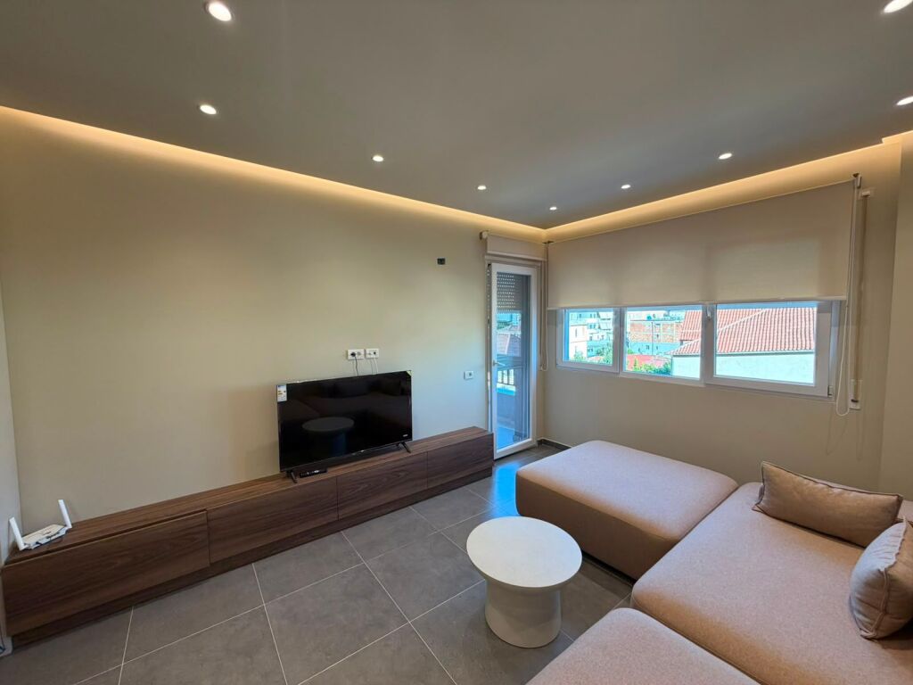 Japim Apartament 2+1+2 bashke me post parkimi te Pazari i ri!