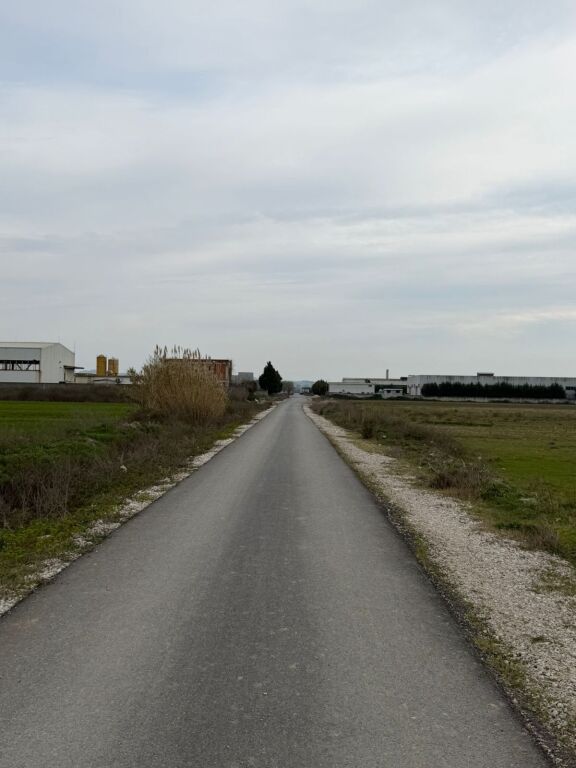 Shitet Tokë pranë Autostradës Tiranë–Durrës