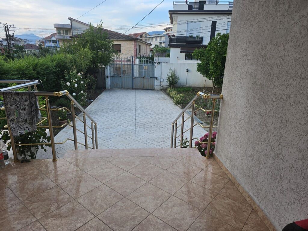Affittasi parte di casa privata 1+1 a Vilat Amerikane/ via 3 Vellezerit Kondi