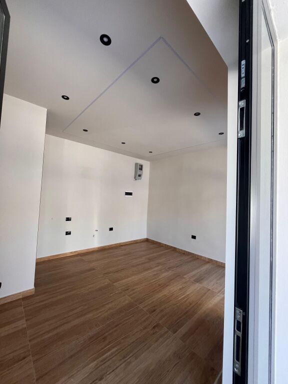 Rent – Business premises 20 m², renovated, first floor VLORE