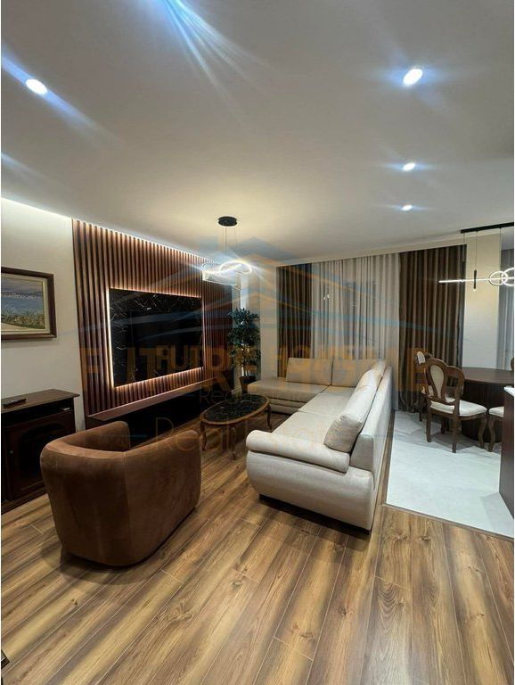 For sale 2+1+2 , Mine Peza Street. UNA67077