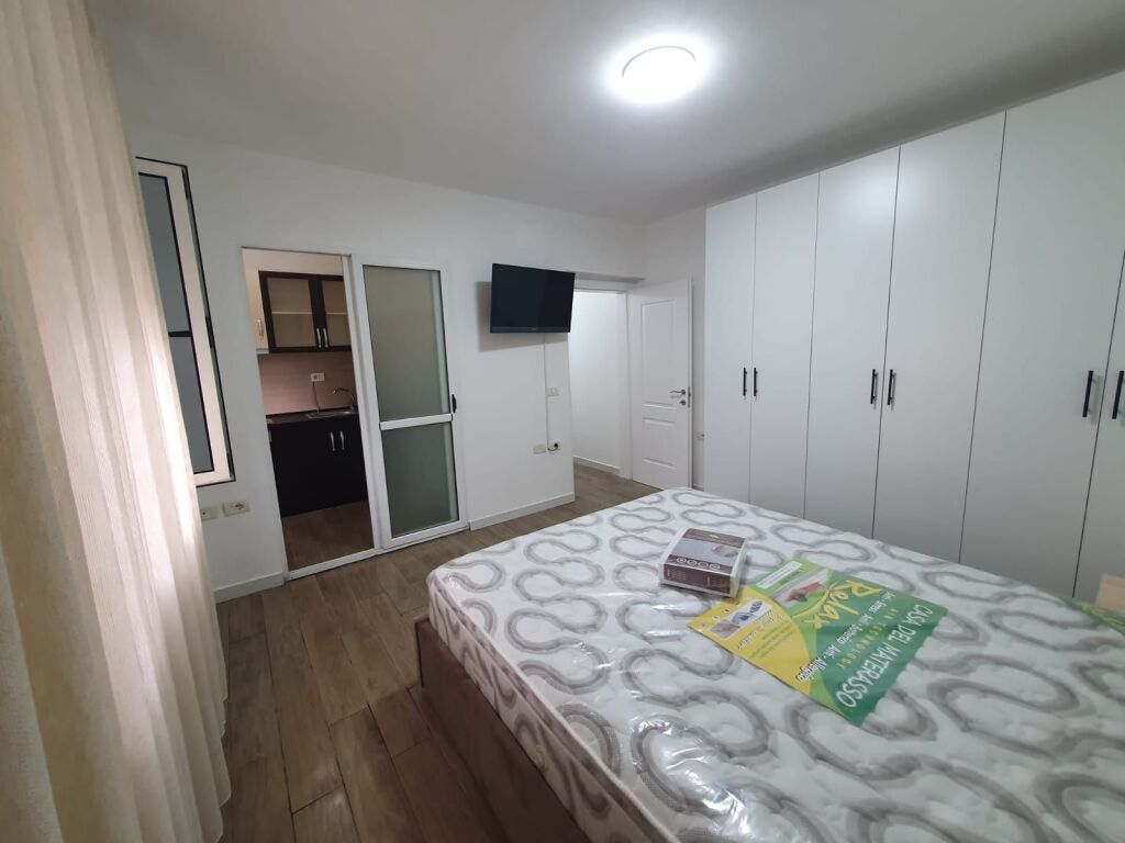 Jepet me qera Garsoniere , prapa Ambasades Kineze 450 mije leke